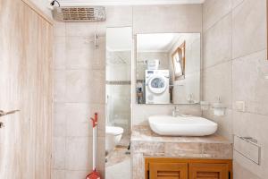 La salle de bains est pourvue d'un lavabo et d'un miroir. dans l'établissement Villa Chara, à Amoliani