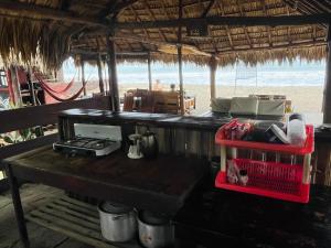 a counter in a restaurant next to the beach at Escondite Pacifico in Popoyo