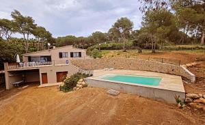 una vista aérea de una casa con piscina en La vinya, en Palafrugell