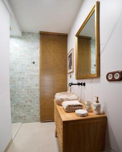 ein Badezimmer mit Waschbecken und Spiegel in der Unterkunft La Casa de Lorca en Almería in Almería