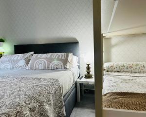 ein Schlafzimmer mit einem Bett und einem Tisch mit einer Lampe in der Unterkunft Magnifica swit room sama in San Sebastián