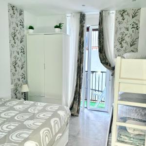 Schlafzimmer mit einem Bett und einer Glasschiebetür in der Unterkunft Magnifica swit room sama in San Sebastián