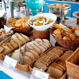 un assortiment de pain et de viennoiseries sur une table dans l'établissement HOTEL BLUE SKY, à Rimini
