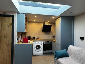 een keuken met een wasmachine en een wasmachine bij Stunning 1-Bed Studio in London in Londen