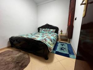 a bedroom with a bed with a pillow and a rug at Appart à 2 min de Casanearshore in Casablanca