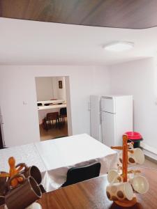 Zimmer mit einem Tisch und einer Küche mit einem Kühlschrank. in der Unterkunft Pensiunea Dimitrie in Kloster Humor + 20 Fotos