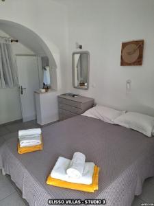 A bed or beds in a room at Elisso Villas