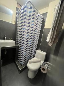 利馬的住宿－Lima Airport Tampu，浴室配有白色卫生间和盥洗盆。