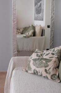 a mirror in a room with a bed and a couch at My Place Your Place in Corniglia