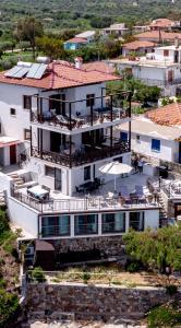 Elle offre une vue aérienne sur une maison dotée d'une terrasse. dans l'établissement Villa Chara, à Amoliani