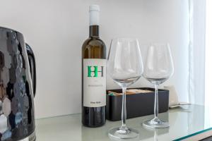 een fles wijn en twee wijnglazen op een tafel bij Teuta Garden Luxury Room in Split +10 foto's