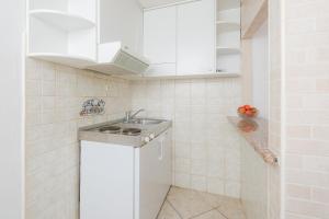 Η κουζίνα ή μικρή κουζίνα στο Villa Tomasovic with pool in Podstrana +67 φωτογραφίες