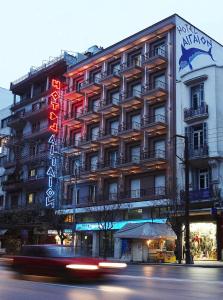 un bâtiment avec un panneau sur son côté dans l'établissement Aegeon Hotel, à Thessalonique