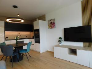 - une cuisine avec une table à manger et une télévision dans la chambre dans l'établissement Charming Bovec Apartment, à Bovec