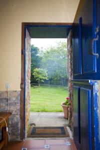 una puerta abierta de una casa con vistas a un campo en Casa Rural La Santa, en Sorribas