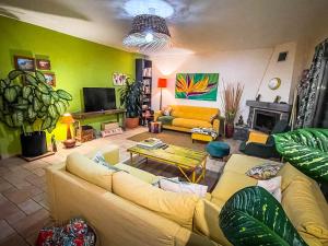 een woonkamer gevuld met veel meubels en planten bij Indigo Star House in Ribeira Brava