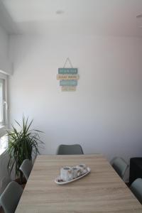 une table dans un bureau avec une plaque dans l'établissement Meraki Apartment 3BDR, à Benalmádena