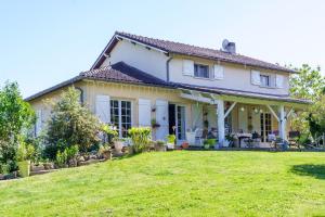 a house with a lawn in front of it at Chez Pepette et Serge in Montdragon