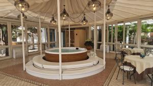 um quarto amplo com uma banheira de hidromassagem no meio em Villa delle Querce Resort em Palo del Colle