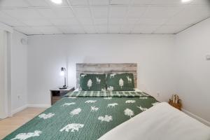 Gallery image of Kayaks, hot tub & more by lake! in Arrowhead Lake