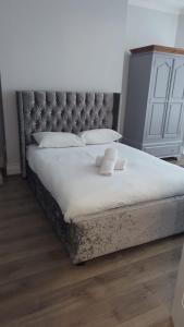 Ein Bett oder Betten in einem Zimmer der Unterkunft Alexander Apartments Heaton