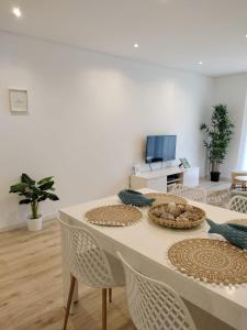 - une salle à manger avec une table et des chaises dans l'établissement Algarve Apartment 129, à Albufeira