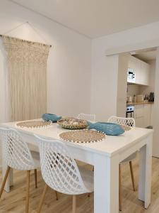 - une table à manger blanche avec des chaises blanches dans l'établissement Algarve Apartment 129, à Albufeira