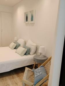 - un salon avec un canapé blanc et des oreillers dans l'établissement Algarve Apartment 129, à Albufeira
