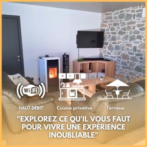 ein Wohnzimmer mit einem Sofa und einem Kamin in der Unterkunft Au Chant Des Roches - Cerfontaine in Cerfontaine