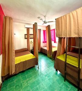 Postel nebo postele na pokoji v ubytování Guacamayas Hostel and Social Laundry