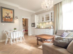un soggiorno con divano e tavolo di Best Apartments Św. Antoniego a Breslavia
