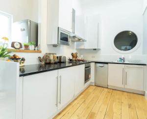 Kuchyň nebo kuchyňský kout v ubytování City Centre Rooms in Apartment + 1 fotografie