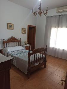 Schlafzimmer mit einem Bett und einem Kronleuchter in der Unterkunft Chalet Mojácar Mícar 41 in Mojácar