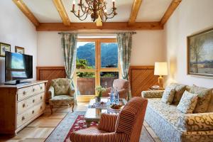 Televízia a/alebo spoločenská miestnosť v ubytovaní Relais & Châteaux Hotel Tennerhof