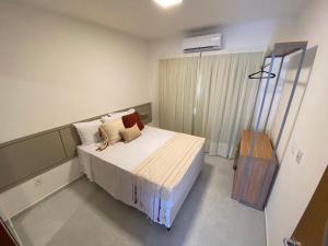 um quarto com uma cama grande e uma janela em Fontes da Pipa by Liiv Rooms em Pipa
