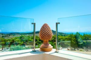 Dolcevita Egadi Eco Resort by KlabHouse في ليفانزو: تمثال بيضة جالس على حافة النافذة