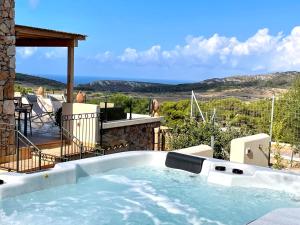 un bain à remous sur la terrasse d'une maison dans l'établissement Dolcevita Egadi Eco Resort by KlabHouse, à Levanzo