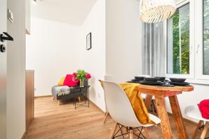 Un comedor con mesa y sillas en Apartament Emilii Plater 5, en Olsztyn