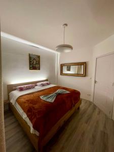 Tempat tidur dalam kamar di Empress N Apartment F. Kosova