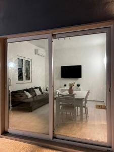 uma sala de estar com uma porta de vidro deslizante e uma mesa em Villa Rita em Corato