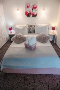 1 cama blanca grande con 2 mesas y 2 lámparas en Anelisse Inn, en Moieciu de Sus
