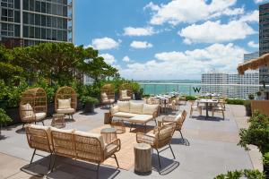 un patio con mesas y sillas en un edificio en W Miami, en Miami
