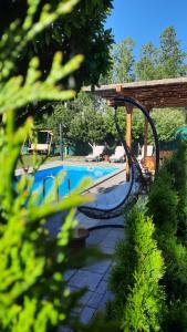 ein Schwimmbad mit Rutsche in einem Park in der Unterkunft Vikendica_drinskilad in Loznica