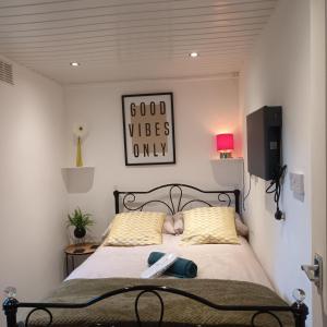 - une chambre avec un lit et 2 oreillers jaunes dans l'établissement Le Hub - Roundhay Leeds - 1-Bed Studio Apartment, à Leeds