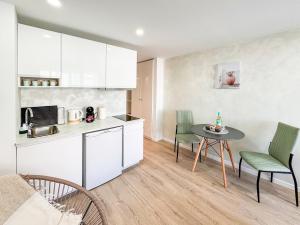 a kitchen and dining room with a table and chairs at Ponderosa 210 Casa la Luna in Playa Fañabe