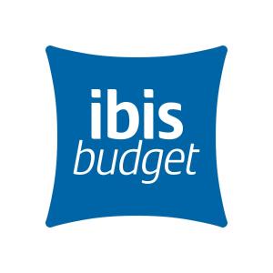 Una almohada azul con las palabras su presupuesto en Ibis Budget Angers Parc des Expositions en Saint-Sylvain-dʼAnjou