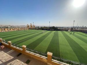 ein großes Baseballfeld mit Leuten darauf. in der Unterkunft Grand Plaza Sheikh Zayed in Kafr Abū ʼumaydah