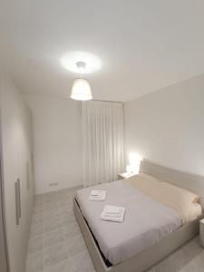 ein Schlafzimmer mit einem Bett mit zwei Handtüchern darauf in der Unterkunft Flori's Home in Bergamo