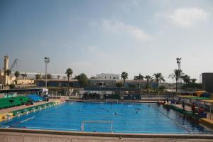 una gran piscina con gente nadando en ella en Grand Plaza Sheikh Zayed en Kafr Abū ʼumaydah