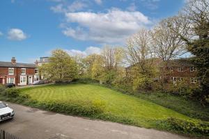 ein großer Rasenplatz vor einem Haus in der Unterkunft Hornsea Holiday House in Hornsea